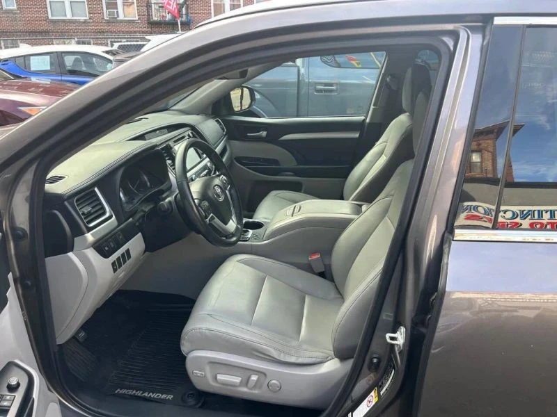 2018 Toyota Highlander - Image 8 of 12