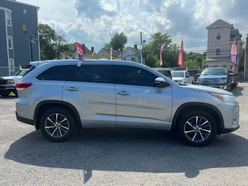 2018 Toyota Highlander - Image 8 of 12