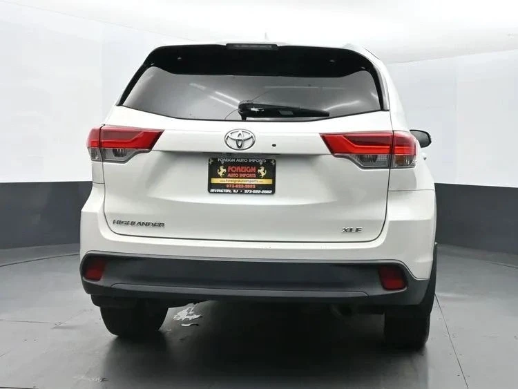2018 Toyota Highlander - Image 8 of 12