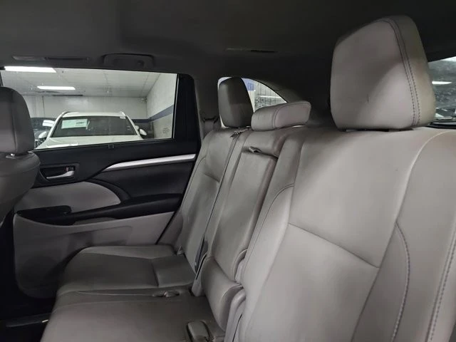 2018 Toyota Highlander - Image 7 of 12