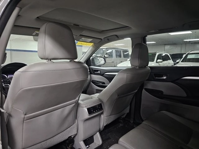 2018 Toyota Highlander - Image 6 of 12