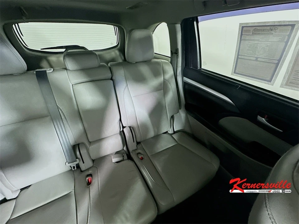 2018 Toyota Highlander - Image 14 of 21