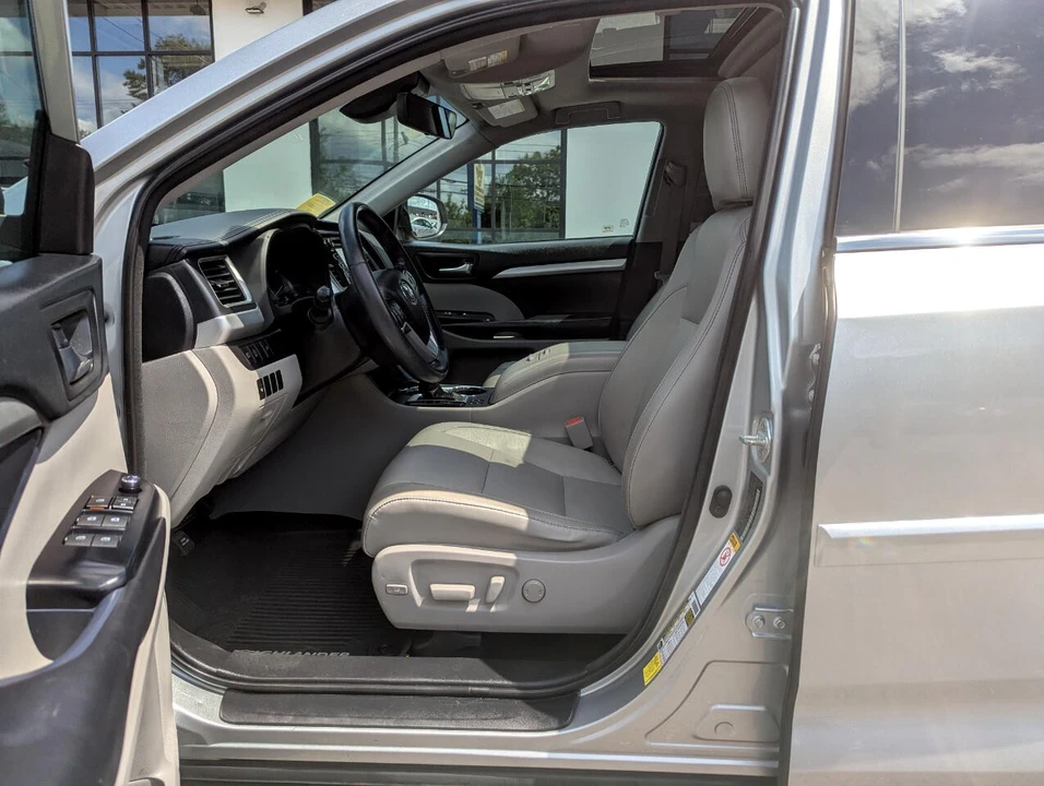 2018 Toyota Highlander - Image 12 of 21