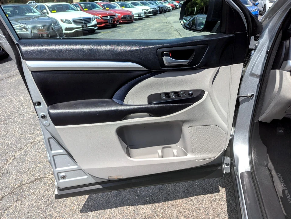 2018 Toyota Highlander - Image 11 of 21