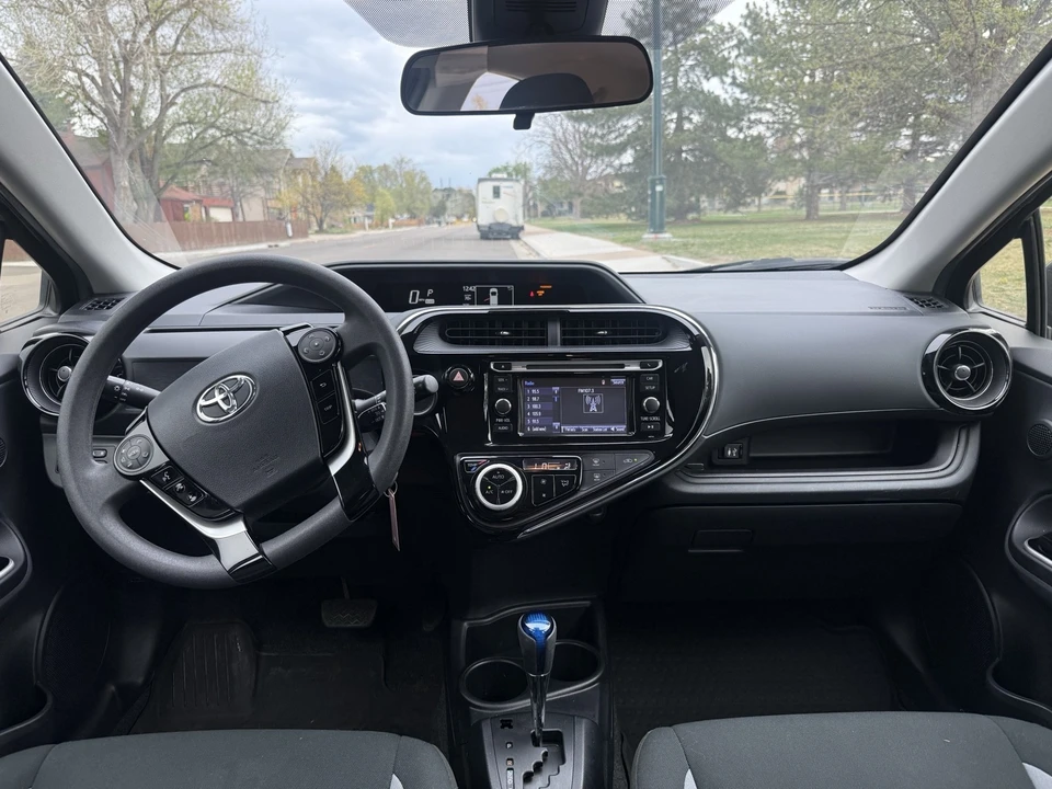 2018 Toyota Prius 4th Gen - Image 7 of 9