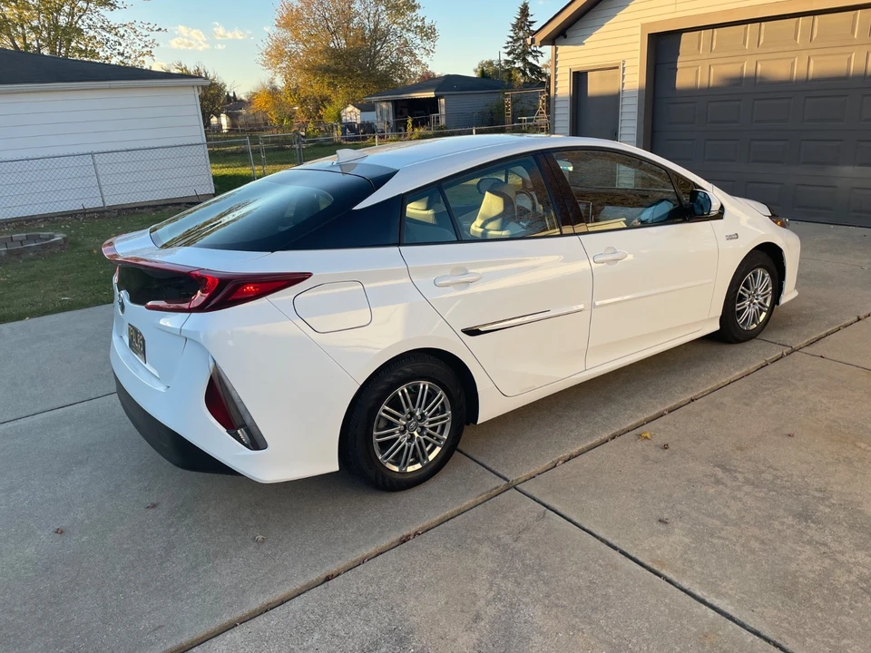 2018 Toyota Prius 4th Gen - Image 4 of 17