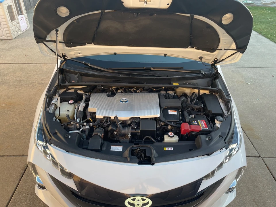 2018 Toyota Prius 4th Gen - Image 14 of 17