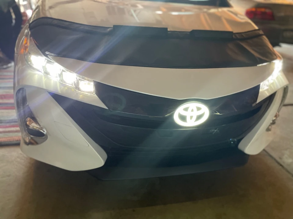 2018 Toyota Prius 4th Gen - Image 15 of 17