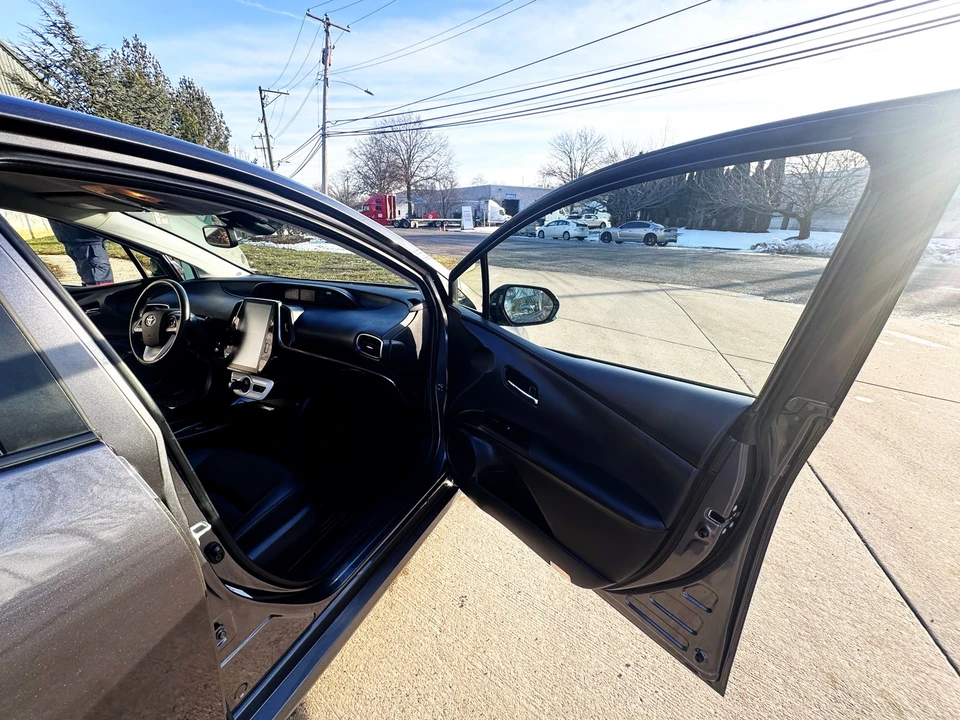 2018 Toyota Prius 4th Gen - Image 11 of 21