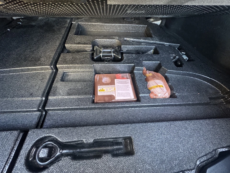 2018 Toyota Prius 4th Gen - Image 14 of 21