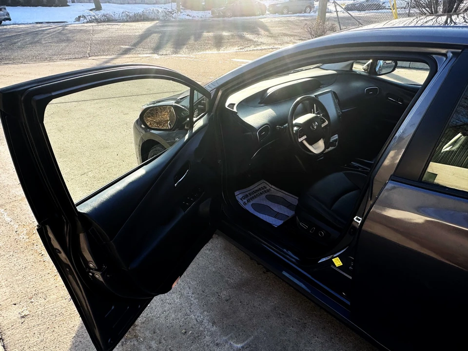 2018 Toyota Prius 4th Gen - Image 9 of 21