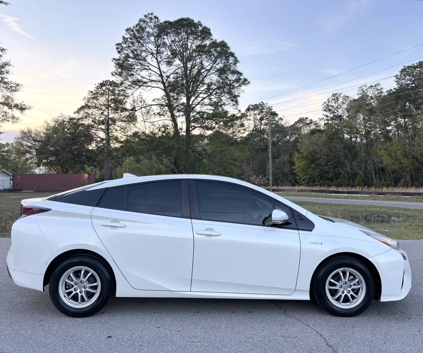 2018 Toyota Prius 4th Gen - Image 8 of 19