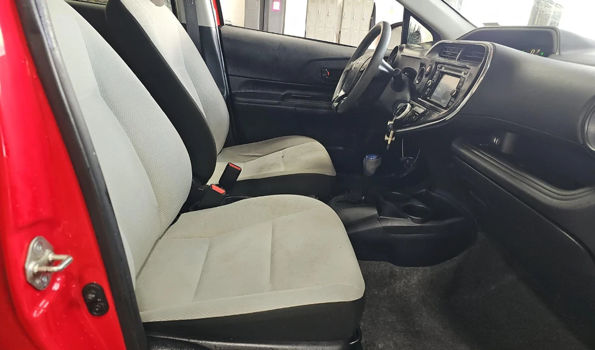 2018 Toyota Prius 4th Gen - Image 11 of 20