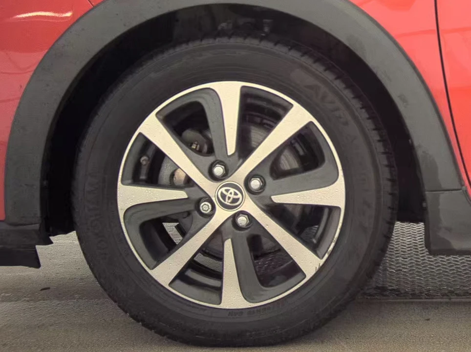 2018 Toyota Prius 4th Gen - Image 8 of 20