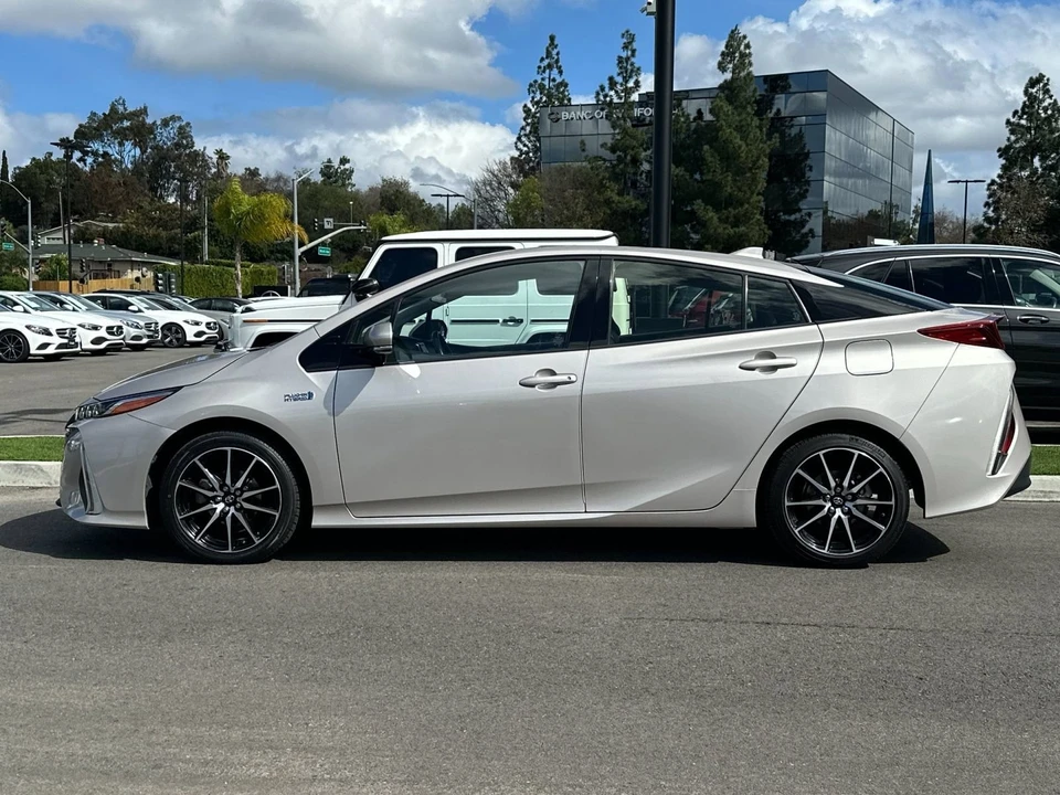 2018 Toyota Prius 4th Gen - Image 6 of 12