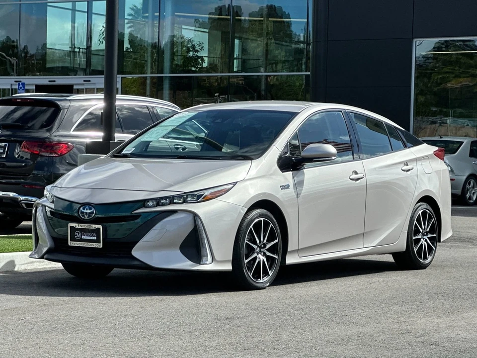 2018 Toyota Prius 4th Gen - Image 7 of 12