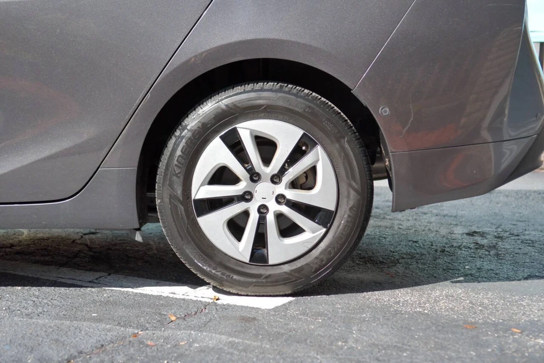 2018 Toyota Prius 4th Gen - Image 8 of 12