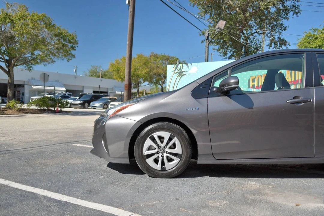 2018 Toyota Prius 4th Gen - Image 4 of 12