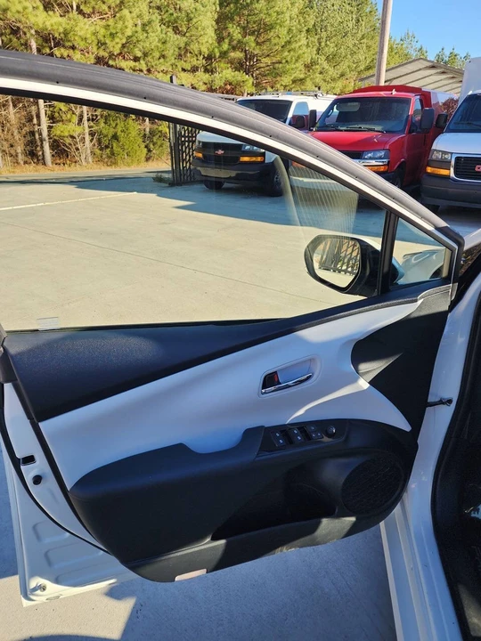 2018 Toyota Prius 4th Gen - Image 11 of 21