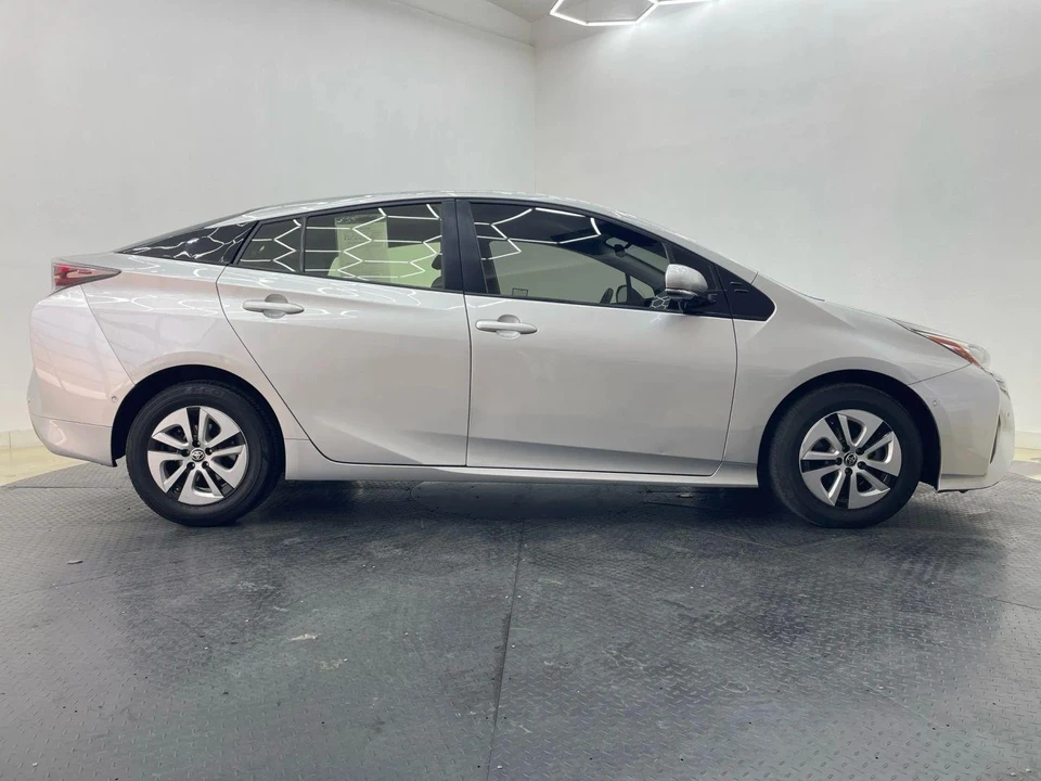 2018 Toyota Prius 4th Gen - Image 3 of 21