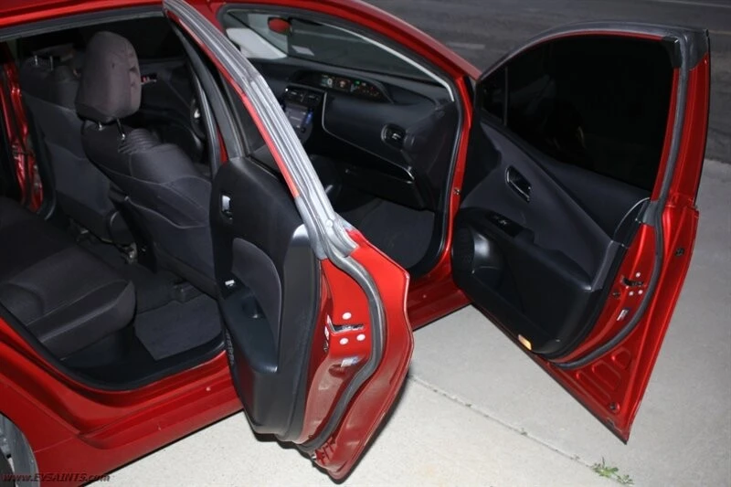 2018 Toyota Prius 4th Gen - Image 9 of 16
