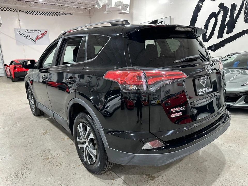 2018 Toyota RAV4 4th Gen - Image 4 of 11