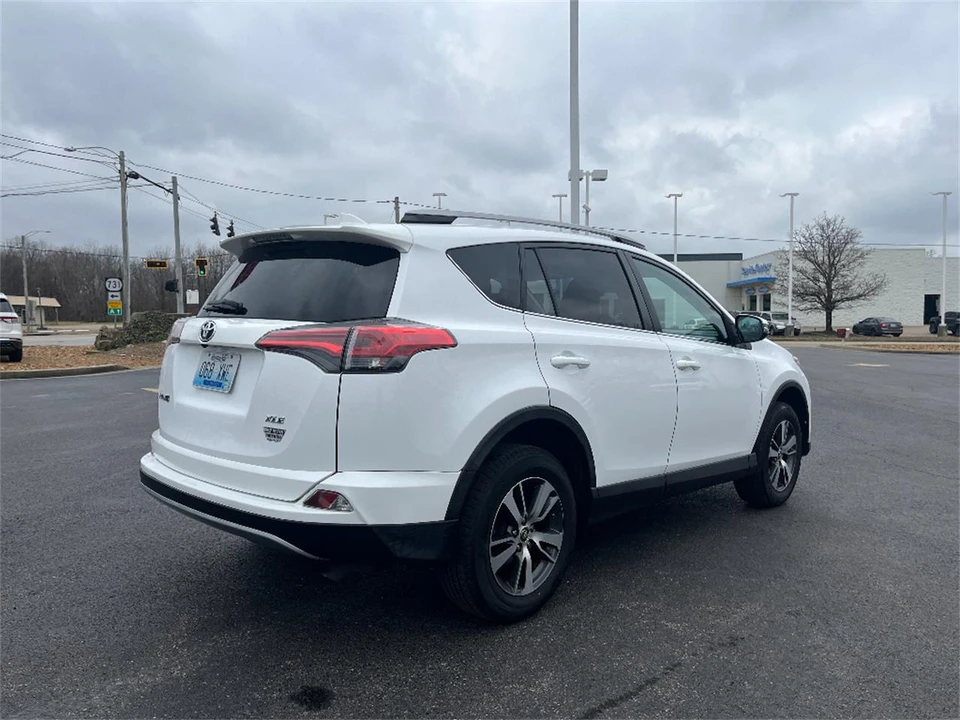 2018 Toyota RAV4 4th Gen - Image 7 of 31