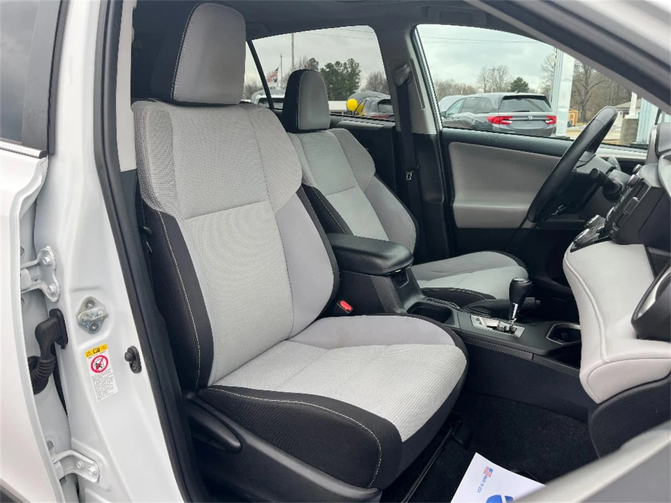 2018 Toyota RAV4 4th Gen - Image 15 of 31