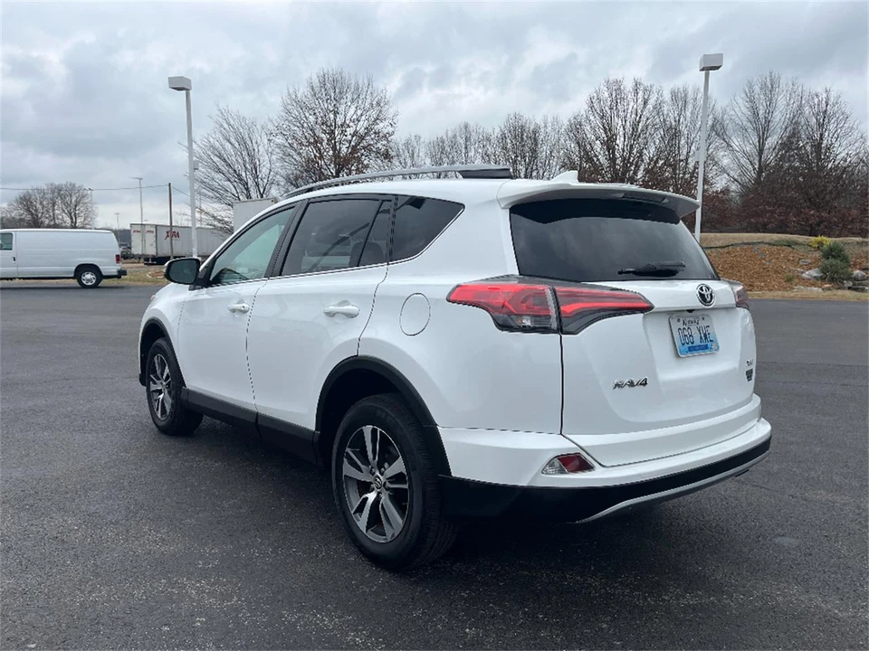 2018 Toyota RAV4 4th Gen - Image 5 of 31