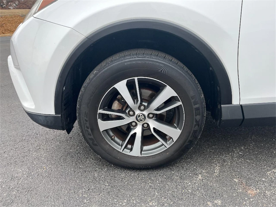 2018 Toyota RAV4 4th Gen - Image 9 of 31