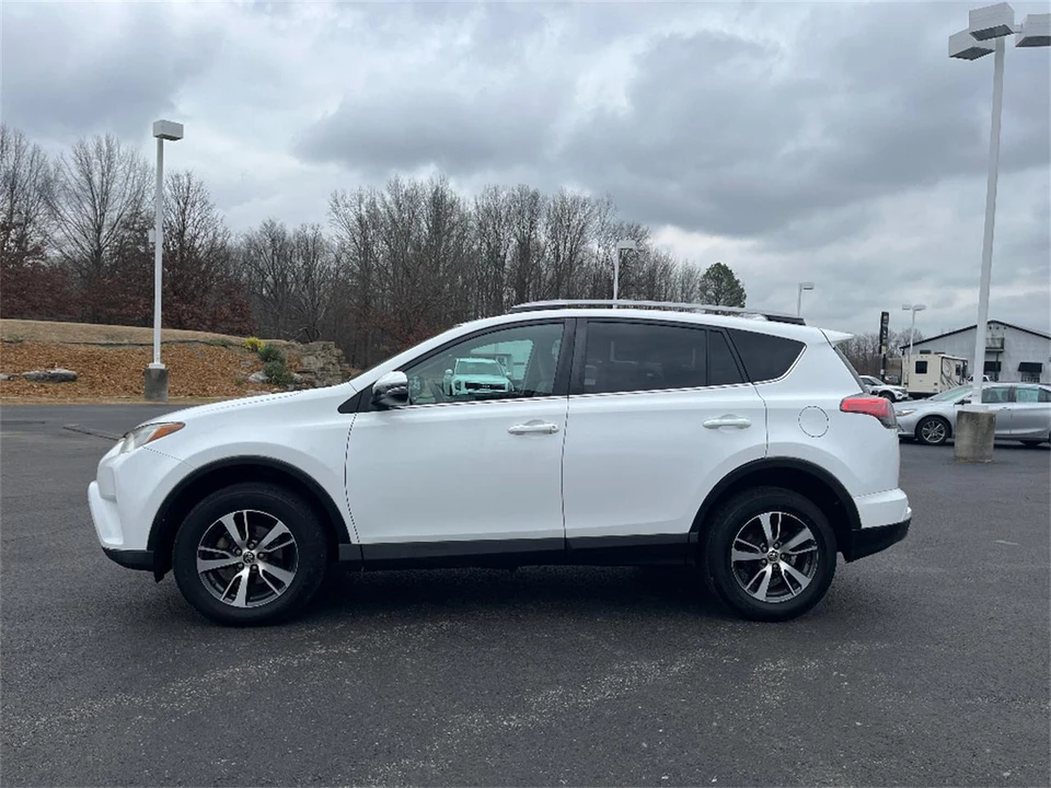 2018 Toyota RAV4 4th Gen - Image 4 of 31