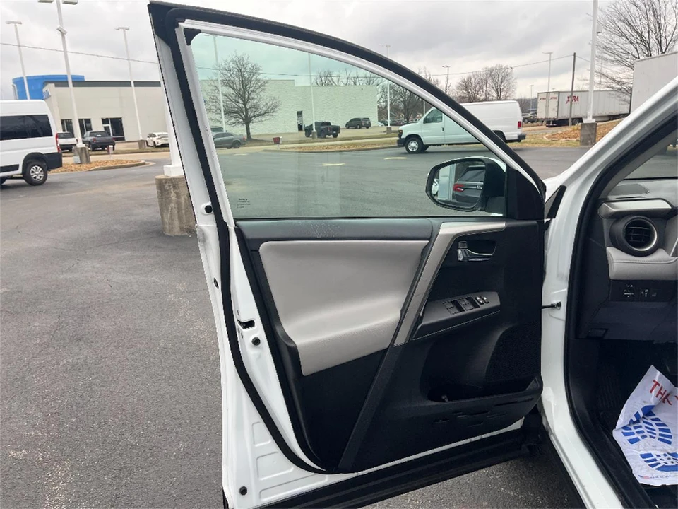 2018 Toyota RAV4 4th Gen - Image 27 of 31