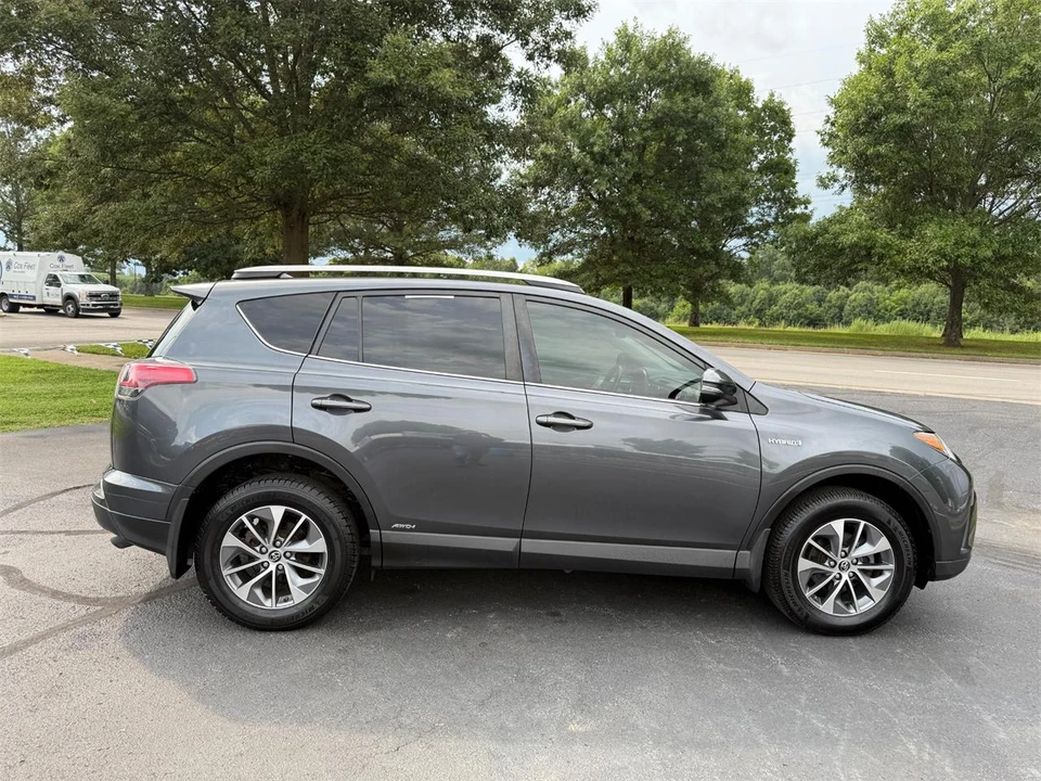 2018 Toyota RAV4 4th Gen - Image 9 of 25