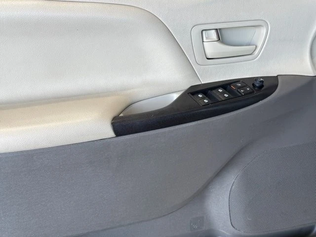 2018 Toyota Sienna 3rd Gen - Image 15 of 21
