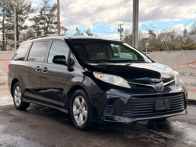 2018 Toyota Sienna 3rd Gen - Image 6 of 12