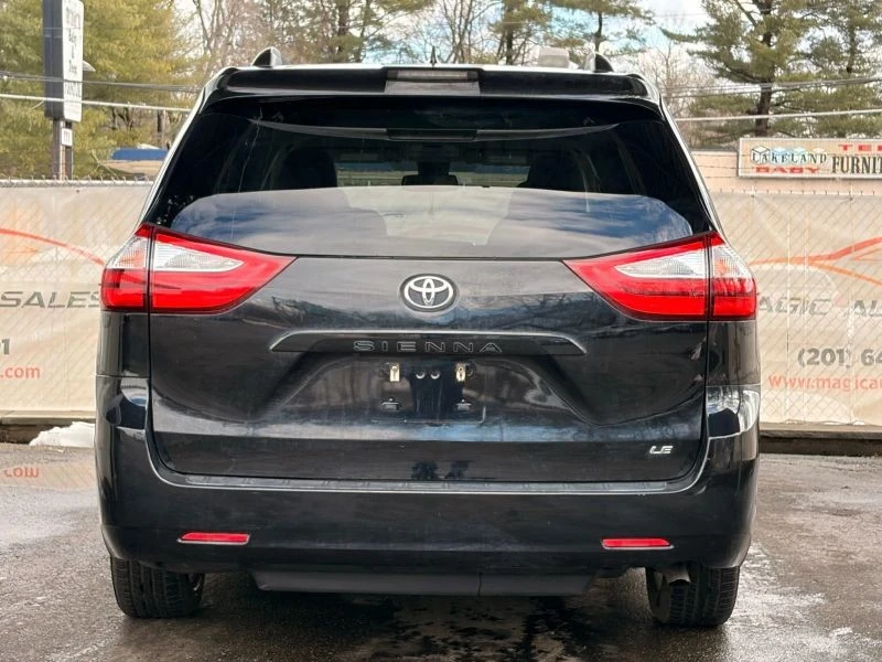 2018 Toyota Sienna 3rd Gen - Image 10 of 12