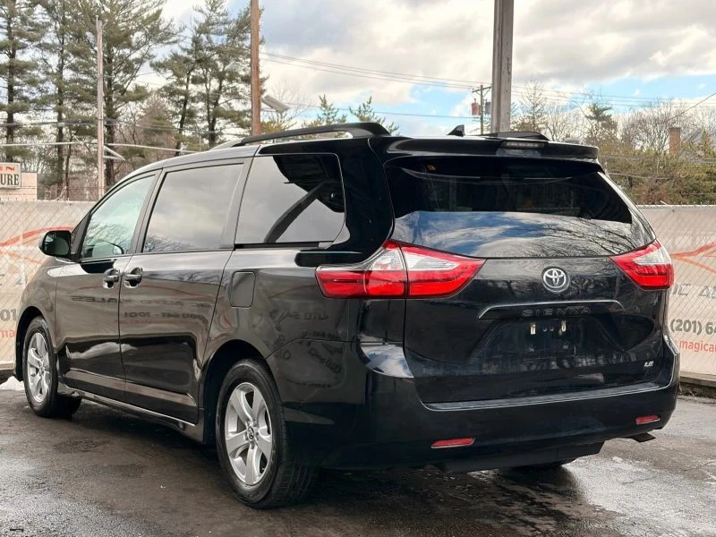 2018 Toyota Sienna 3rd Gen - Image 9 of 12