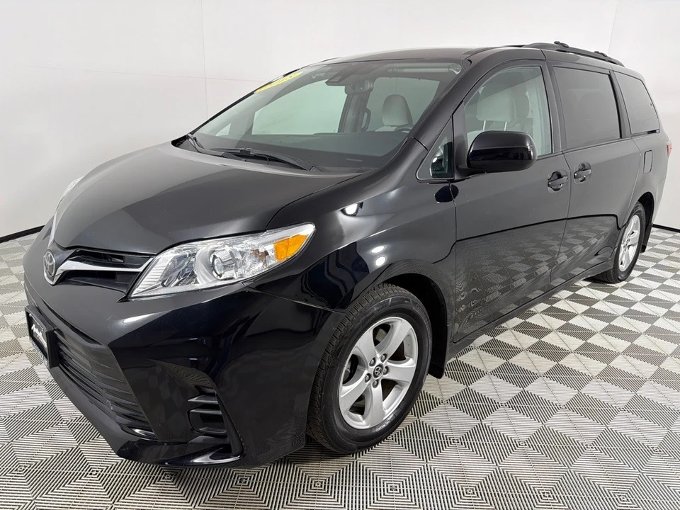 2018 Toyota Sienna 3rd Gen - Image 7 of 12