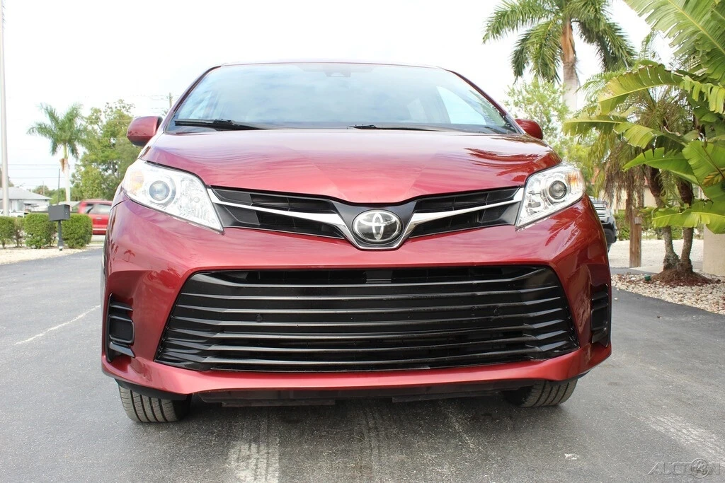2018 Toyota Sienna 3rd Gen - Image 9 of 12