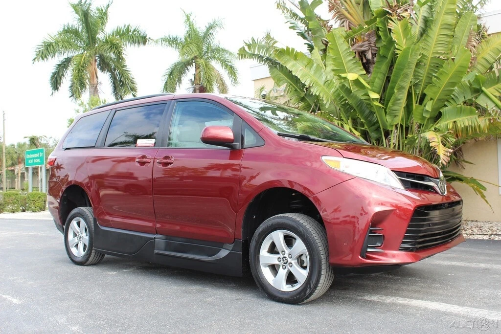 2018 Toyota Sienna 3rd Gen - Image 3 of 12