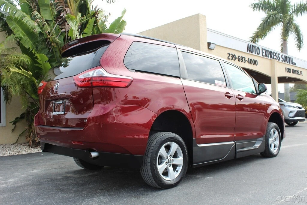 2018 Toyota Sienna 3rd Gen - Image 5 of 12