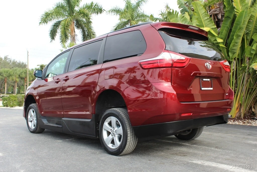 2018 Toyota Sienna 3rd Gen - Image 8 of 12