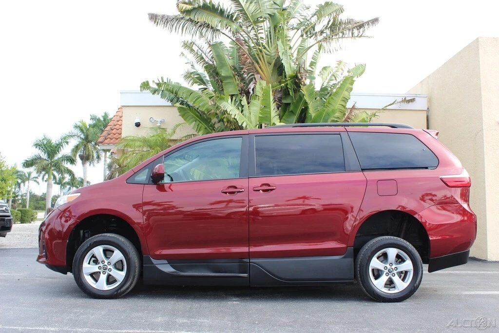 2018 Toyota Sienna 3rd Gen - Image 7 of 12