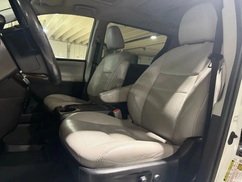 2018 Toyota Sienna 3rd Gen - Image 9 of 12