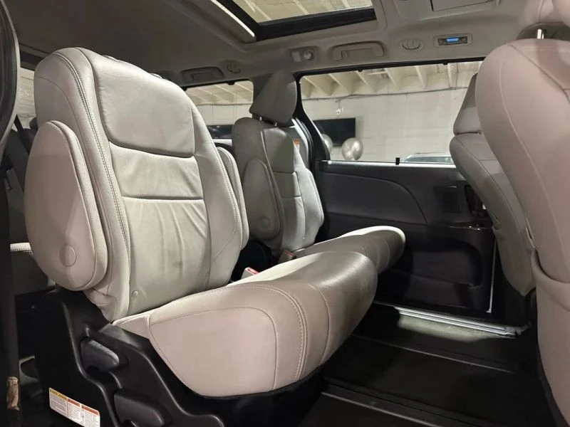 2018 Toyota Sienna 3rd Gen - Image 11 of 12