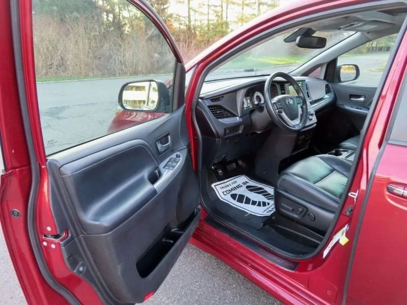 2018 Toyota Sienna 3rd Gen - Image 6 of 12