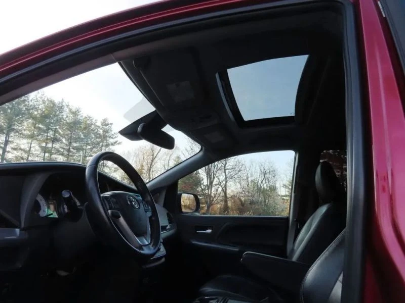 2018 Toyota Sienna 3rd Gen - Image 10 of 12