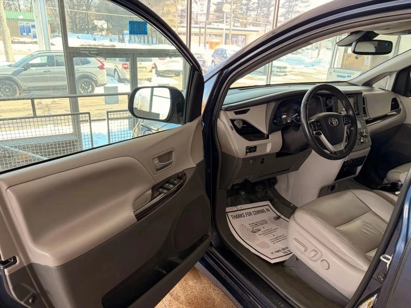 2018 Toyota Sienna 3rd Gen - Image 10 of 12