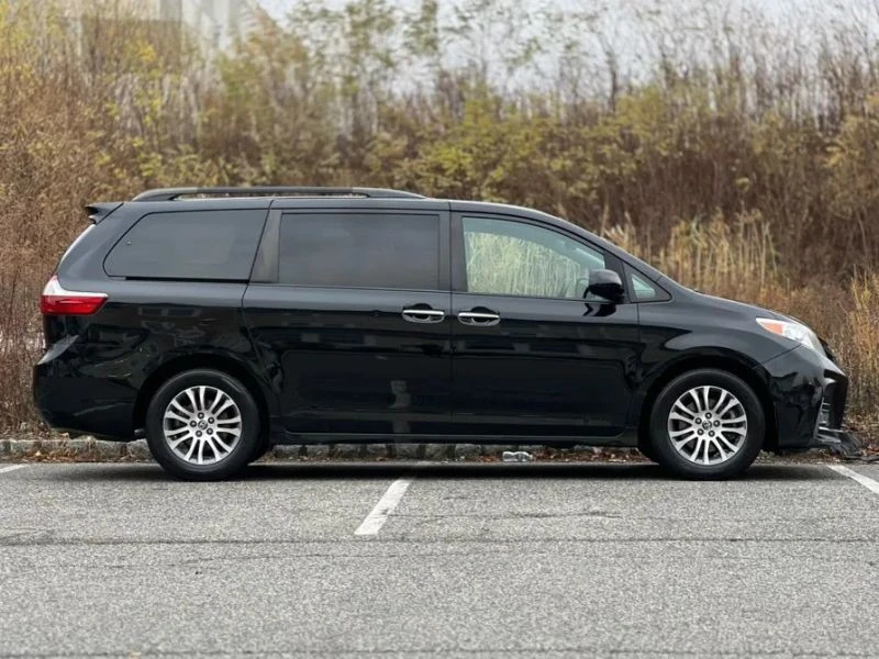2018 Toyota Sienna 3rd Gen - Image 9 of 12