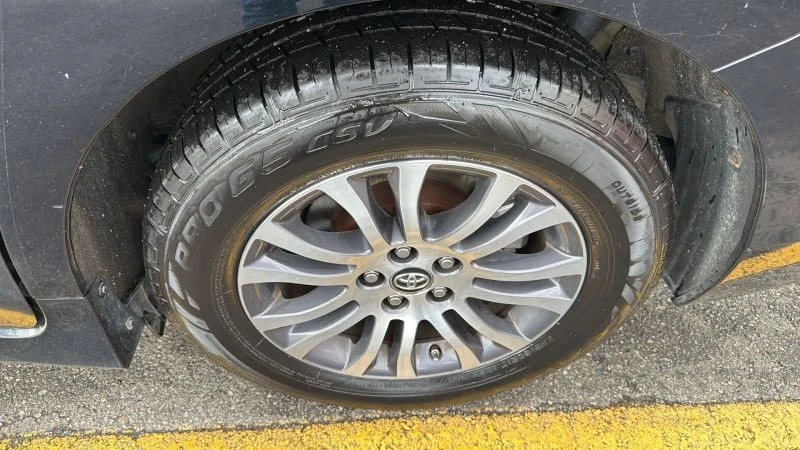 2018 Toyota Sienna 3rd Gen - Image 9 of 12